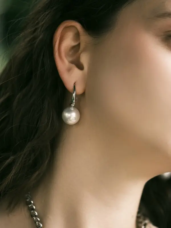 Серьги с жемчугом &laquo;Капля&raquo;, полукруг, белые в серебре