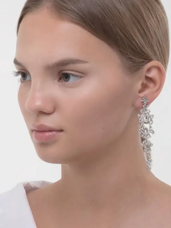 Серьги клипсы для ушей висячие со стразами QF &laquo;Ажур&raquo;, белые в серебре