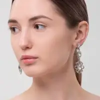 Серьги клипсы для ушей висячие со стразами QF &laquo;Ажур&raquo;, белые в серебре