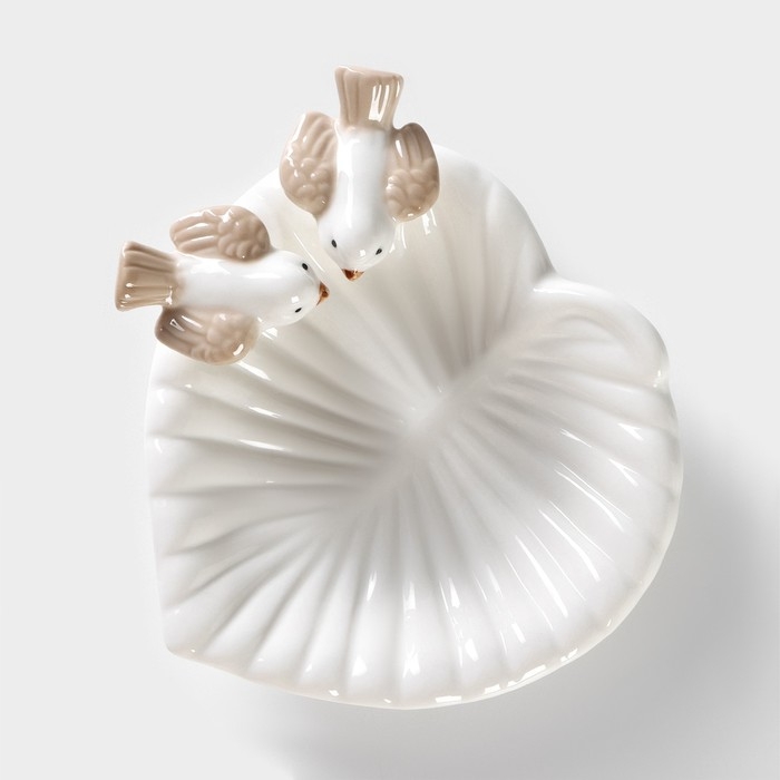 Блюдо керамическое сервировочное «Голубки на листочке», 13×13×2 см, цвет белый