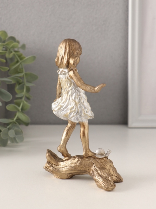 Сувенир полистоун "Малышка с улиткой на коряге" бронза с серебром 9,5х4,5х15 см