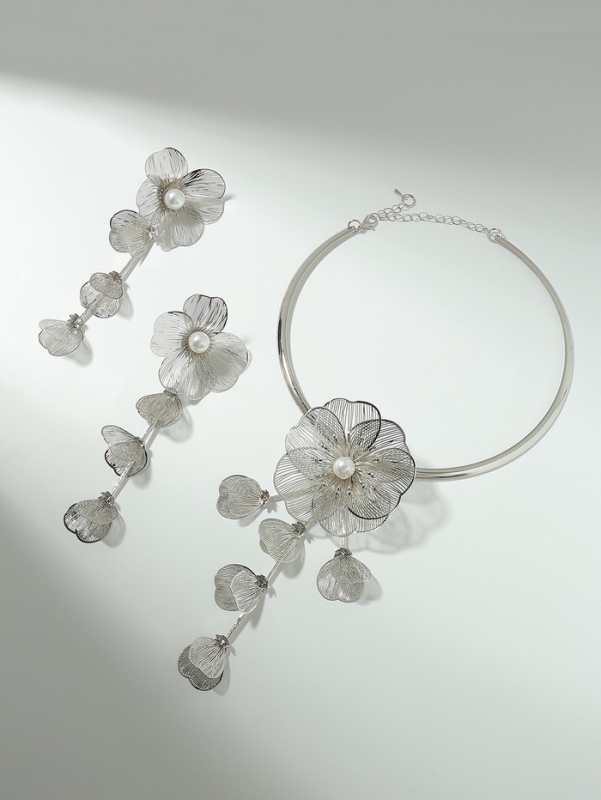 Набор 2 предмета: серьги, колье «Цветок» бусина и стразик, белый в серебре, d=14 см Набор 2 предмета: серьги, колье «Цветок» бусина и стразик, белый в серебре, d=14 см