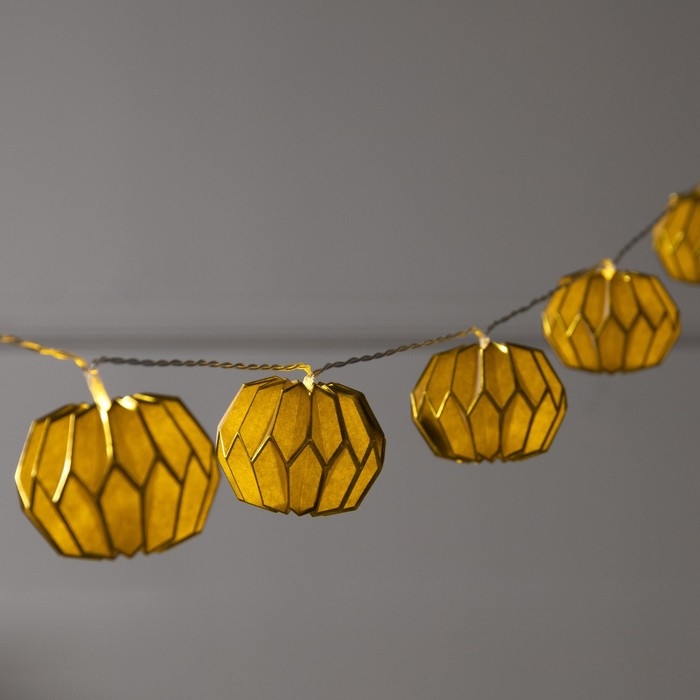 Гирлянда «Нить» 2 м с насадками «Серый фонарик», IP20, прозрачная нить, 10 LED, батарейки AAх2 (нет в комплекте), свечение тёплое белое Гирлянда «Нить» 2 м с насадками «Серый фонарик», IP20, прозрачная нить, 10 LED, батарейки AAх2 (нет в комплекте), свечение тёплое белое