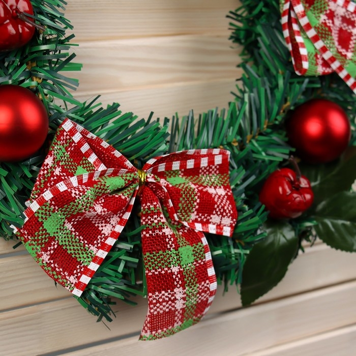 Венок новогодний d-30 см  Венок новогодний d-30 см "Яркая сказка" листья шары яблоки