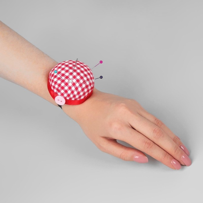 Игольница на руку «Клетка», d = 6 см, цвет красный/белый Игольница на руку «Клетка», d = 6 см, цвет красный/белый