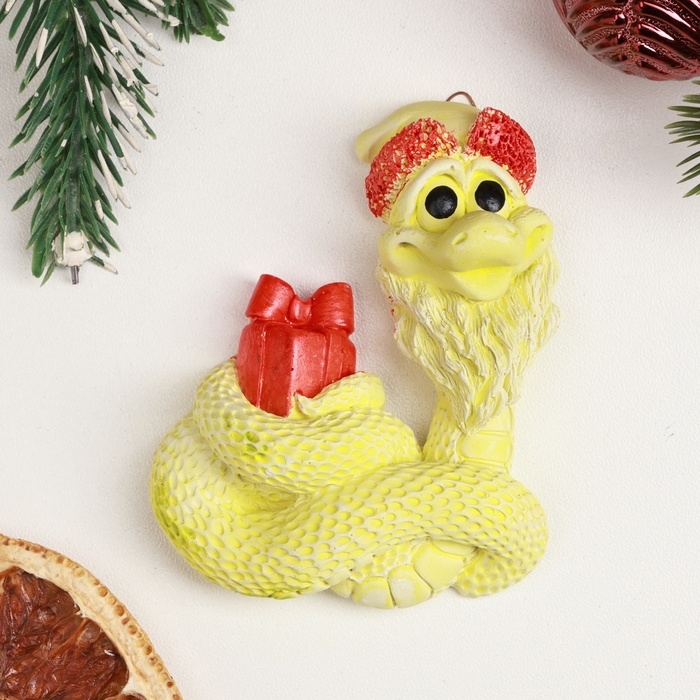 Новый год. Символ 2025. Фигура с подвесом Новый год. Символ 2025. Фигура с подвесом "Змея с подарком" лимонная, 8х3см