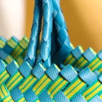 Сумка плетёная пластиковая 30х10х33 см, цв. сине-жёлтый Сумка плетёная пластиковая 30х10х33 см, цв. сине-жёлтый