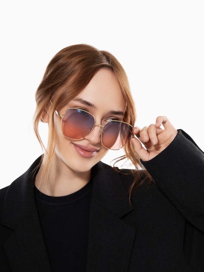 Очки солнцезащитные  uv 400, дужка 14 см, ширина 13.1 см, линза 5.6 х 5.7 см