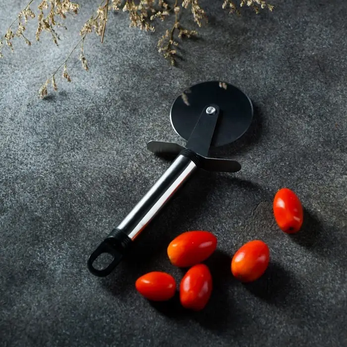 Нож для пиццы и теста Доляна «Помощник», 20 см, цвет чёрный