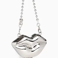 Сумка мини-клатч на магните, в форме губ, жёсткий корпус, на длинной цепочке, серебристая