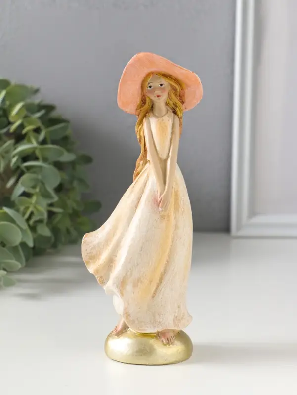 Сувенир полистоун "Девочка в широкополой шляпке" 6х4,2х16,5 см