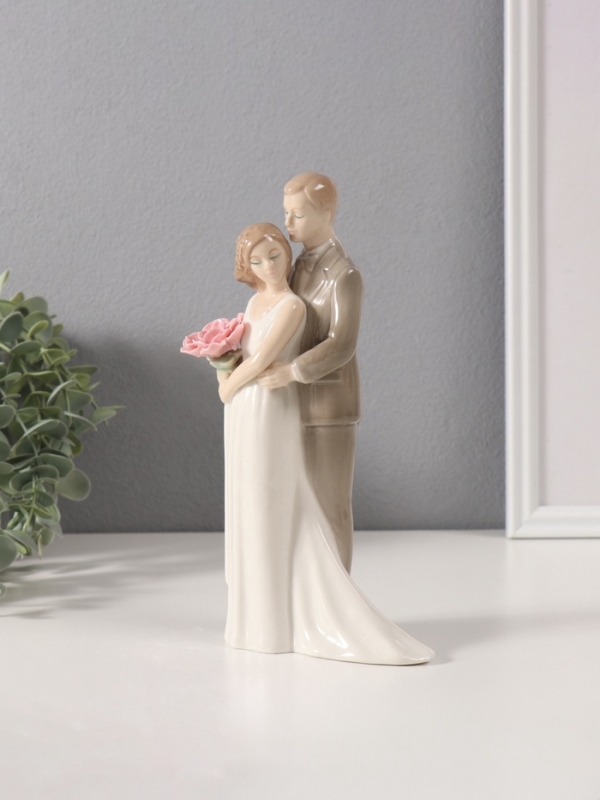 Сувенир керамика  Сувенир керамика "Жених обнимает невесту с цветком" 5x10,8x21 см