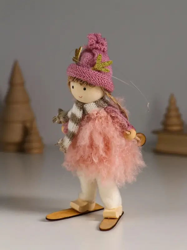 Кукла интерьерная "Малышка в розовом на лыжах" 6,5х6,3х15 см