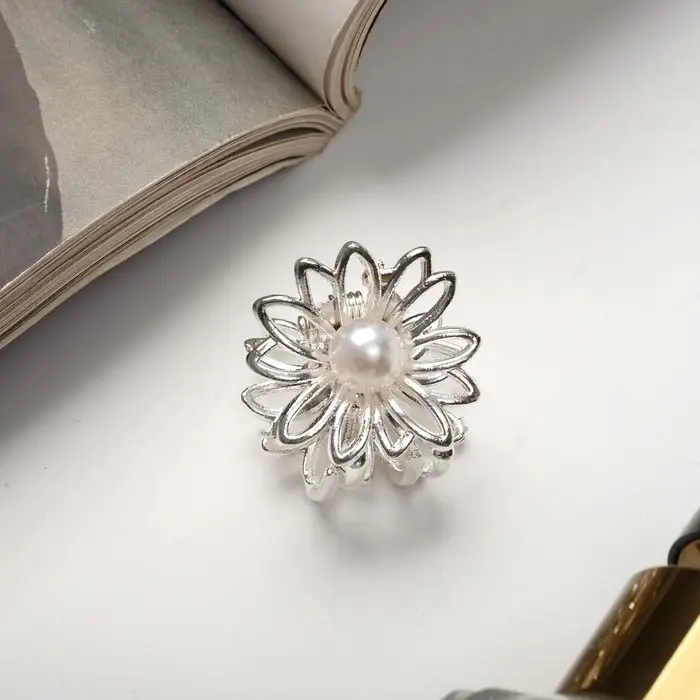 Крабик для волос «Ромашка», 2.2×2 см, серебро Крабик для волос «Ромашка», 2.2×2 см, серебро