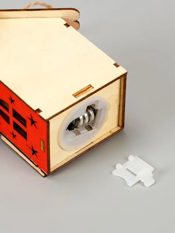 Ёлочная игрушка &laquo;Дед Мороз у ёлки&raquo;, 8&times;7&times;6 см, 1 LED, от батареек, свечение тёплое белое