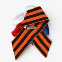 Георгиевская лента на 9 мая &laquo;С Днём Победы&raquo;, с цветком триколор и значком