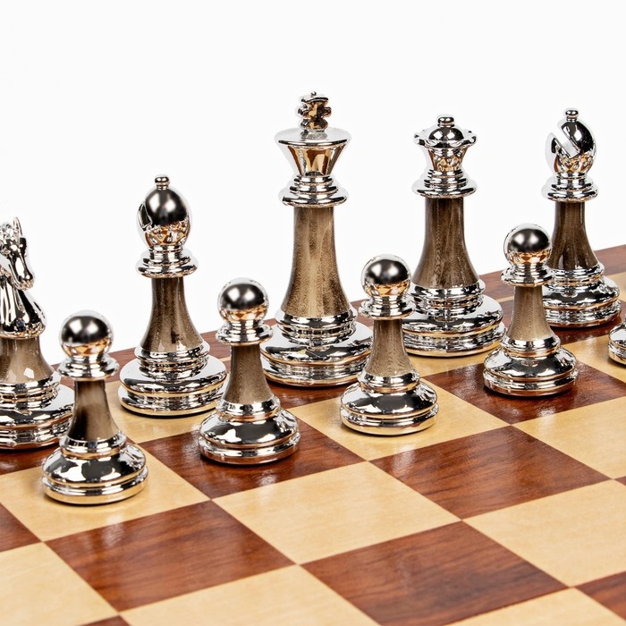 Шахматы сувенирные  Шахматы сувенирные "Нефрит", деревянная доска 45 х 45 см, металлические фигуры