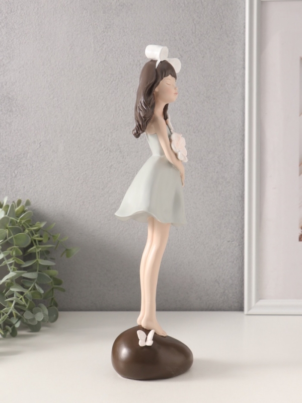 Сувенир полистоун Сувенир полистоун "Девушка с белыми цветами в руках" 9,2х9,1х33,8 см