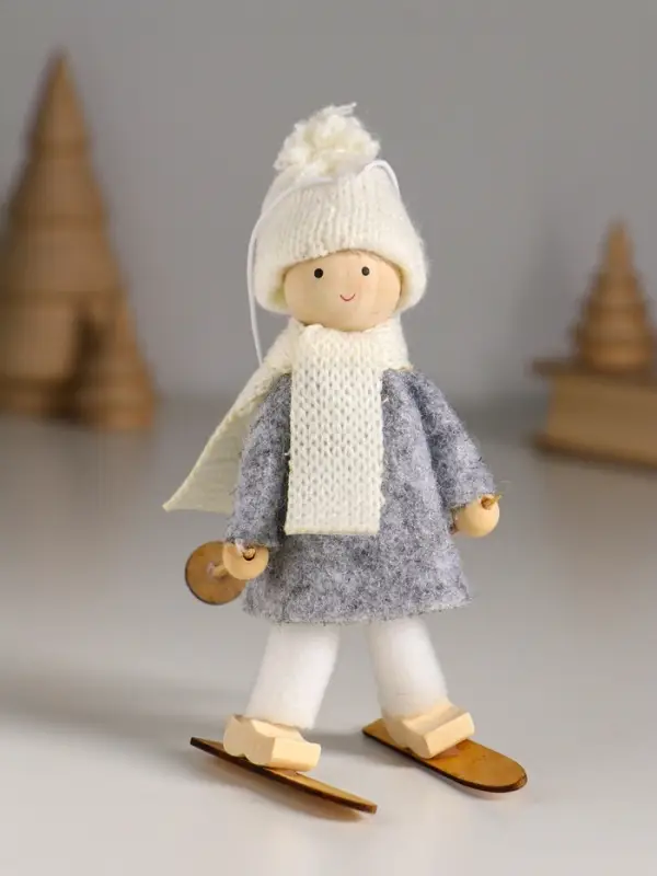 Кукла интерьерная "Малыш на лыжах" бело-серый 7,5х4х14 см