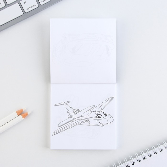 Подарочный набор: блокнот-раскраска и восковые мелки «Юному герою» Подарочный набор: блокнот-раскраска и восковые мелки «Юному герою»