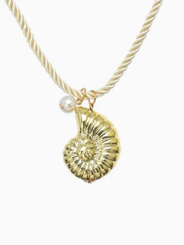 Кулон на шнурке &laquo;Ракушка&raquo;, цвет бело-золотой