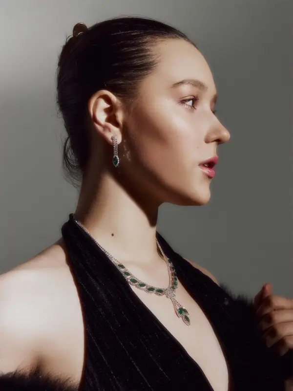 Набор 2 предмета: серьги, колье &laquo;Листопад&raquo;, ромб, изумрудно-белый в серебре, 45 см