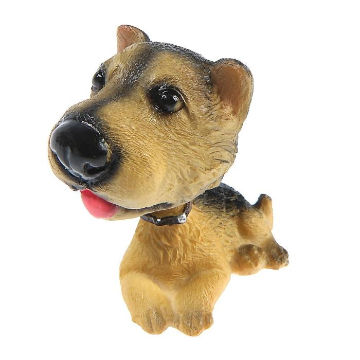 Собака на панель авто, качающая головой, ирландский терьер Собака на панель авто, качающая головой, ирландский терьер