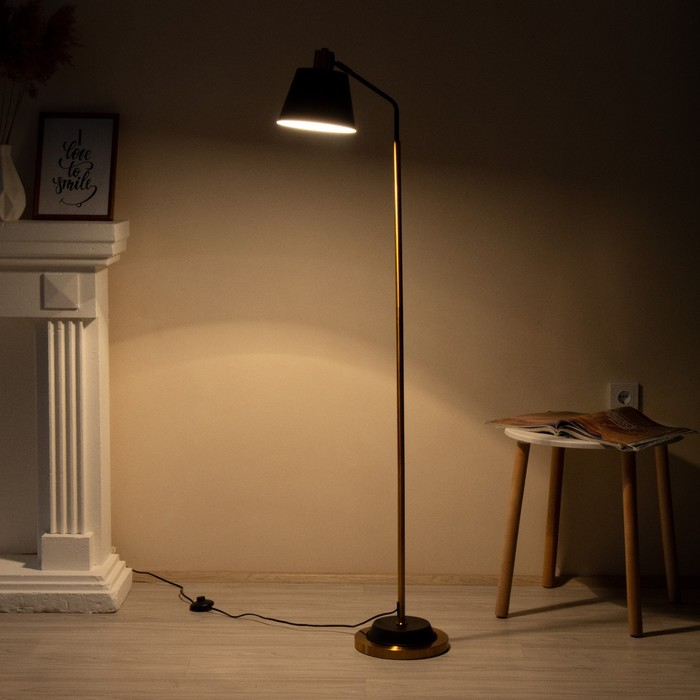 Торшер 19007/1 Е27 40Вт черный-золото 28х40х160 см