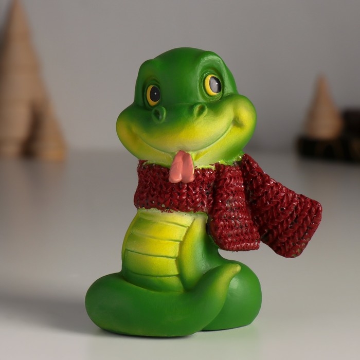 Сувенир полистоун Сувенир полистоун "Змейка зелёная в красном шарфике" 7,5х4х9 см