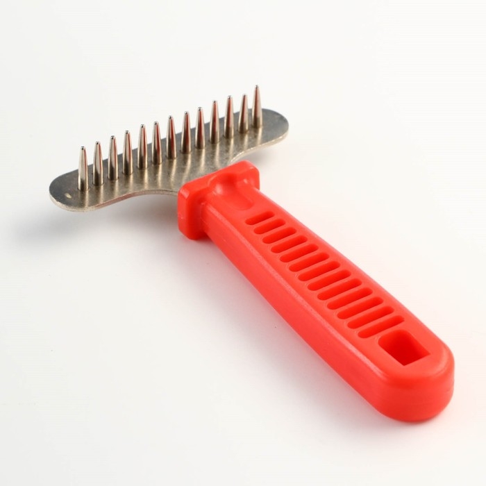 Расчёска-грабли с конусообразными зубьями, 8 х 15,5 см , красная Расчёска-грабли с конусообразными зубьями, 8 х 15,5 см , красная