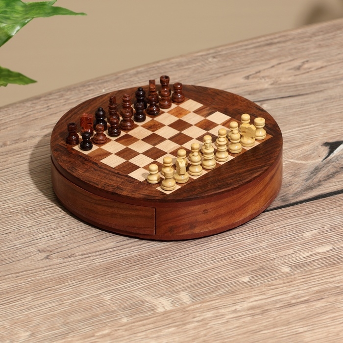 Шахматы круглые, доска 15х15 см, дерево шишам Шахматы круглые, доска 15х15 см, дерево шишам