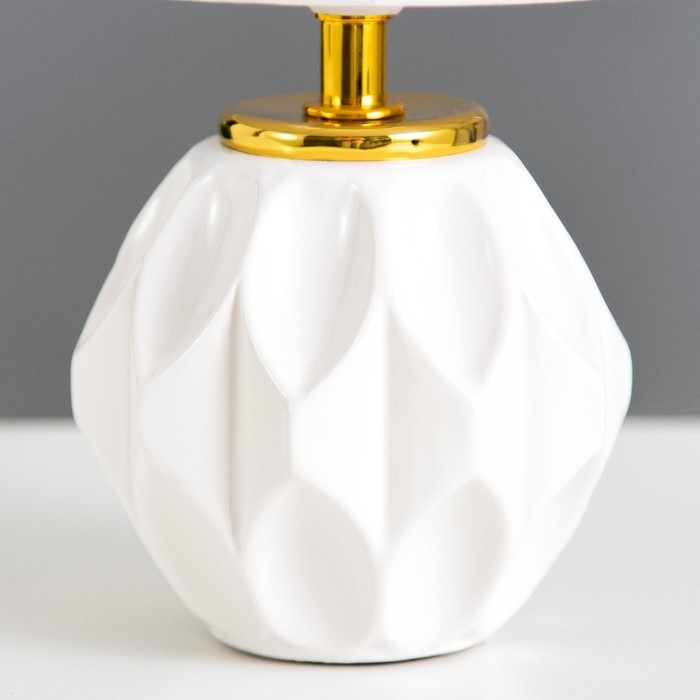 Настольная лампа Настольная лампа "Амальтея" Е14 40Вт белый 13х13х25 см RISALUX