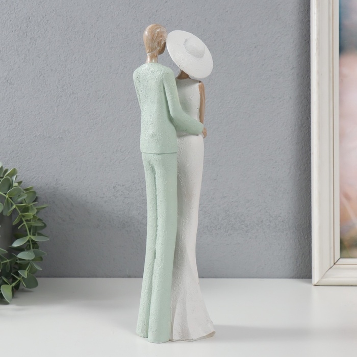 Сувенир полистоун  Сувенир полистоун "Пара влюблённых" зелёный с цветом дерева 8х6,5х31,5 см