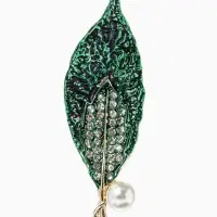 Брошь &laquo;Лист&raquo; жемчуг, стразы, цвет зелёный в золоте