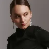 Серьги клипсы для ушей висячие со стразами QF &laquo;Ажур&raquo;, белые в серебре