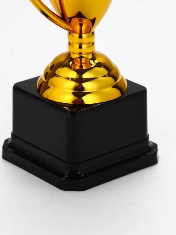 Кубок 093, наградная фигура, золото, подставка пластик ЧЕРНАЯ, 18,2 х 12 х 7,5 см Кубок 093, наградная фигура, золото, подставка пластик ЧЕРНАЯ, 18,2 х 12 х 7,5 см