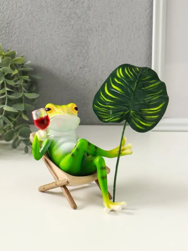 Сувенир полистоун "Лягуха в кресле с бокалом под пальмовым листом" 5,8х7,5х14,5 см