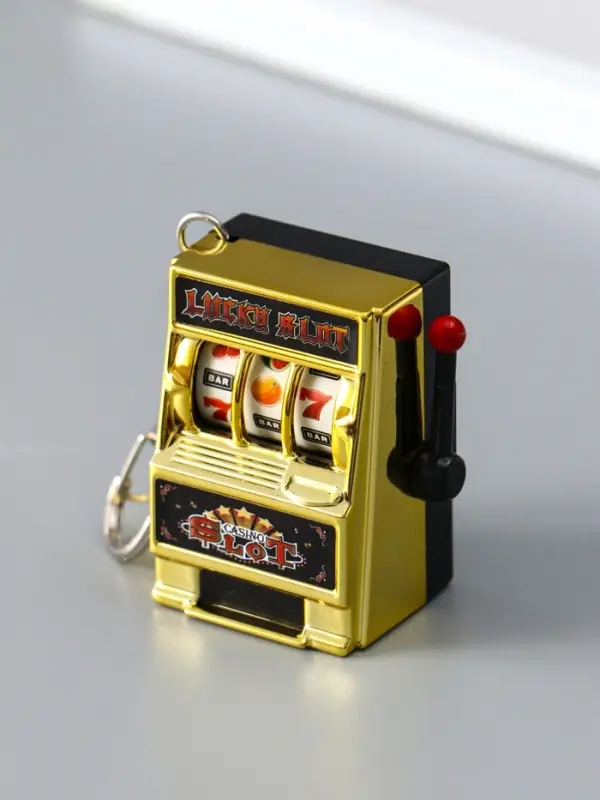 Брелок пластик "Игровой автомат - казино" золото 2,7х3,4х5 см