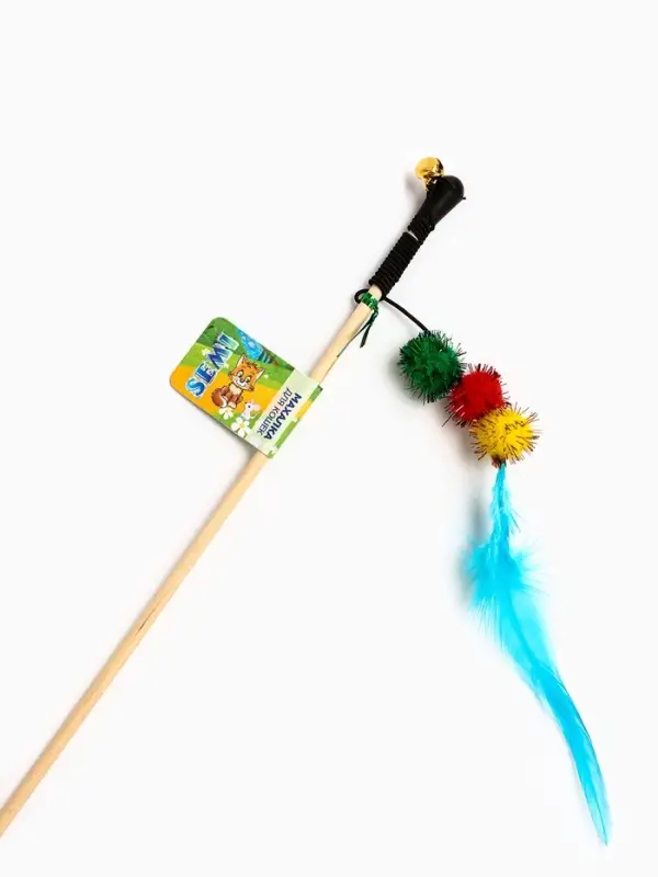 Дразнилка - удочка &laquo;Тройной мячик с перьями&raquo;, на деревянной палочке, цвет МИКС