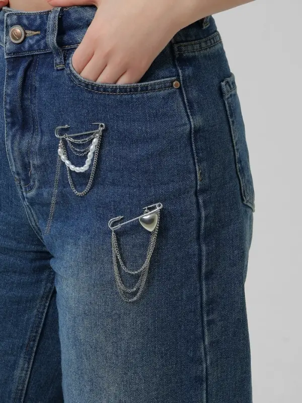 Булавка &laquo;Сердце&raquo; с цепочками, цвет серебро