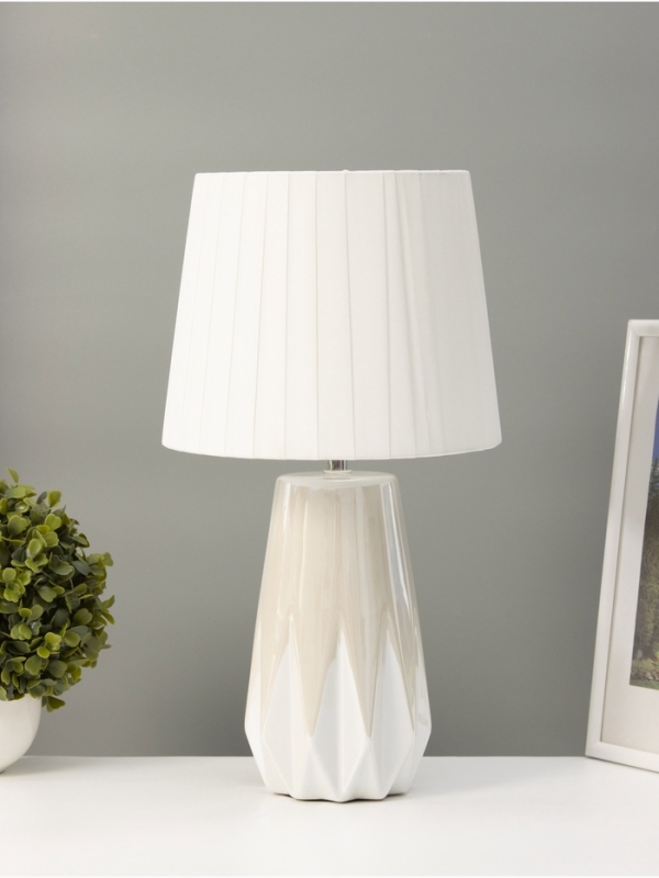 Настольная лампа Настольная лампа "Грация" 1х40Вт Е14 кремовый перламутр 22х22х41см