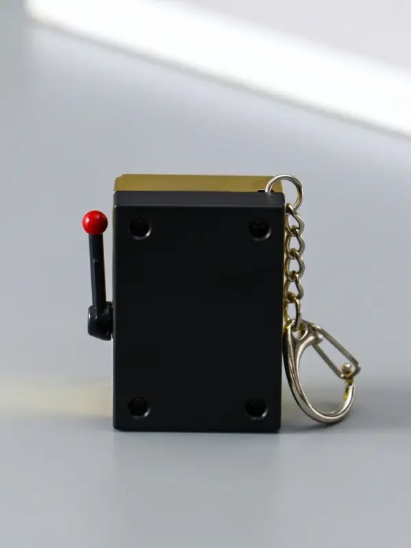 Брелок пластик "Игровой автомат - казино" золото 2,7х3,4х5 см