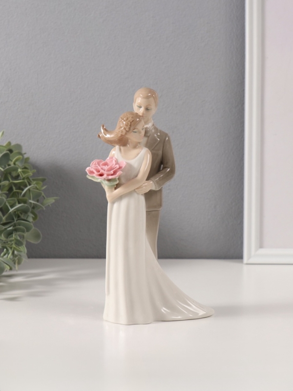 Сувенир керамика  Сувенир керамика "Жених обнимает невесту с цветком" 5x10,8x21 см