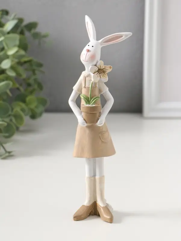 Сувенир полистоун "Зайка в бежевом сарафане с цветком в горшке" 19 см