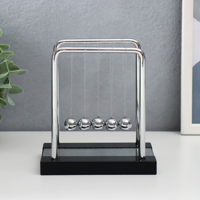 Маятник пластик Маятник пластик "Шары Ньютона" с зеркалом 13,5х11,3х13 см