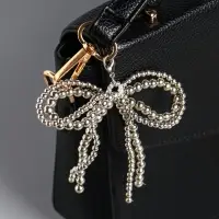 Брелок на карабине "Двойной бант" серебро, бусины d=0,4 и 0,5 см 11,5х9,5х1 см Брелок на карабине "Двойной бант" серебро, бусины d=0,4 и 0,5 см 11,5х9,5х1 см