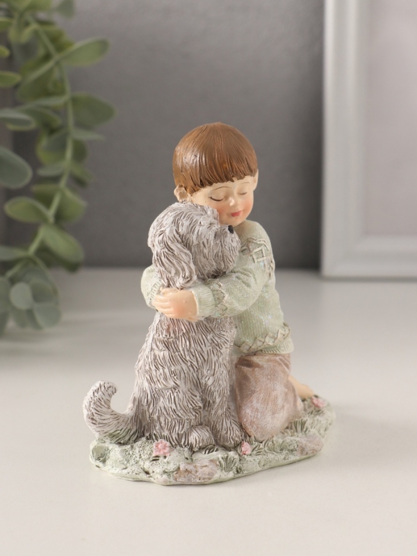 Сувенир полистоун  Сувенир полистоун "Мальчишка с собакой - объятия" 9х6х10 см
