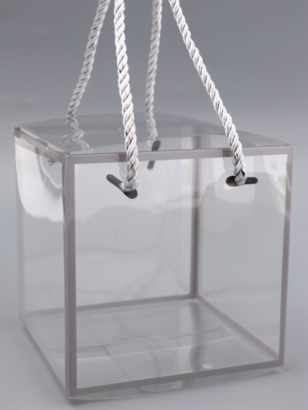 Коробка из PET с ручками, серебрянная, 12 х 12 х 12 см Коробка из PET с ручками, серебрянная, 12 х 12 х 12 см
