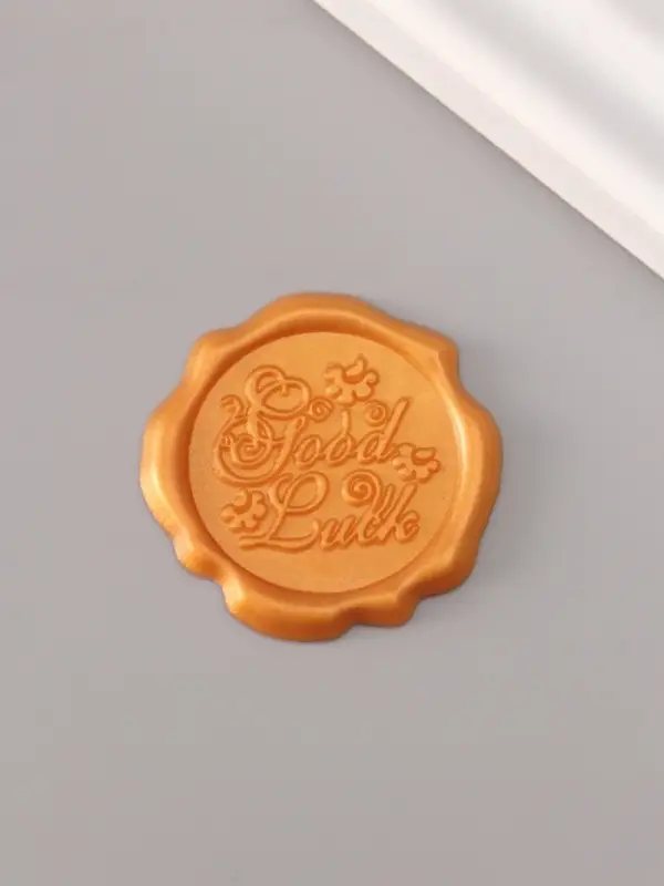 Сургучный оттиск «Удачи», декоративный элемент для приглашений, конвертов и сертификатов, золото, d=3.2 см Сургучный оттиск «Удачи», декоративный элемент для приглашений, конвертов и сертификатов, золото, d=3.2 см