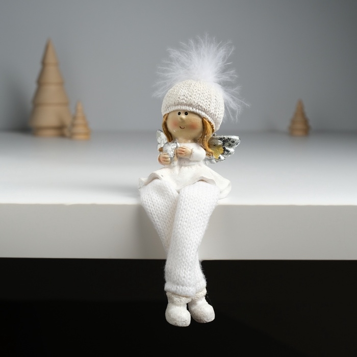 Сувенир полистоун "Ангелочек в белом наряде, в шапке с пухом" сидит 6х4х15 см